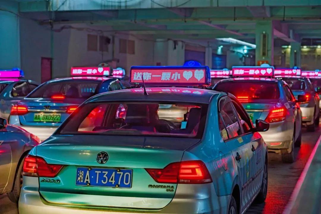 無線出租車LED頂燈顯示屏控制系統(tǒng)的優(yōu)勢(圖1)